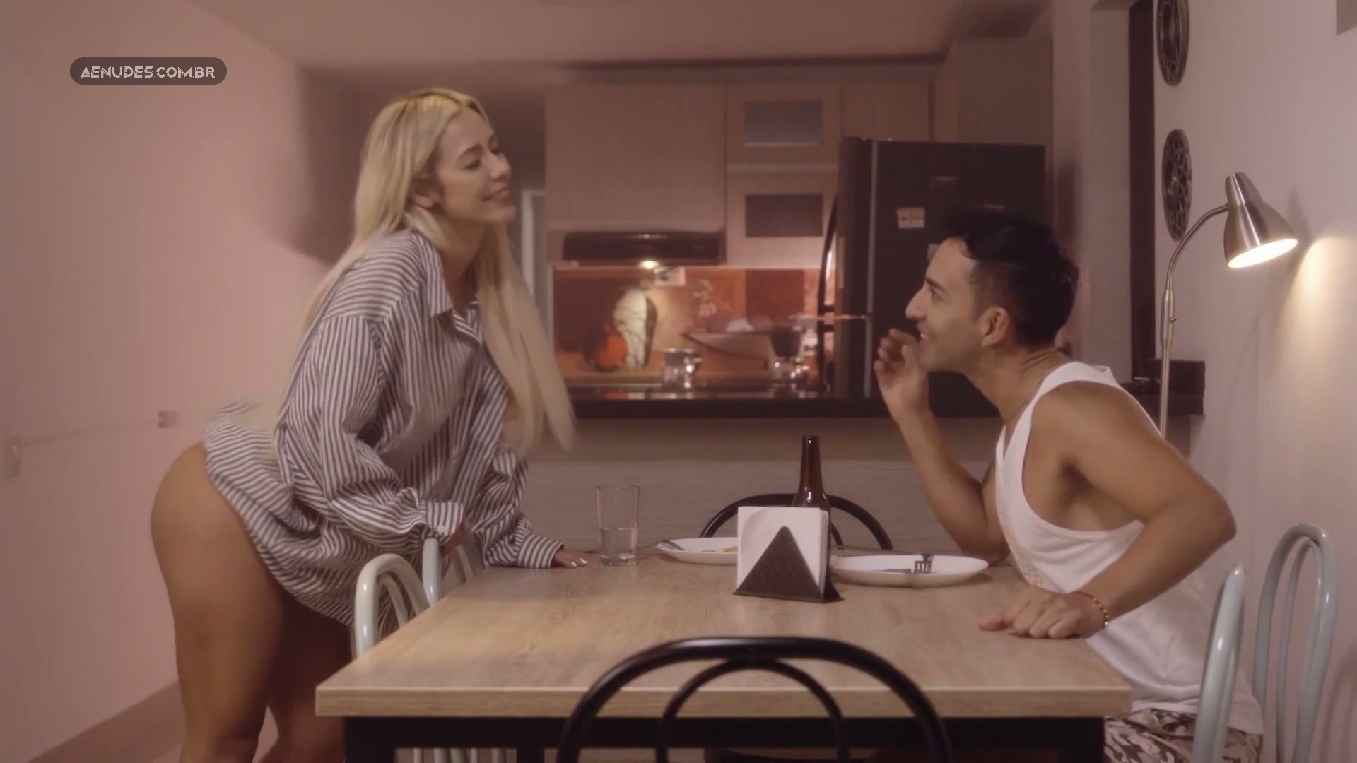 Stephanie Herela nua pelada cena de sexo em Mi prima la sexóloga 2