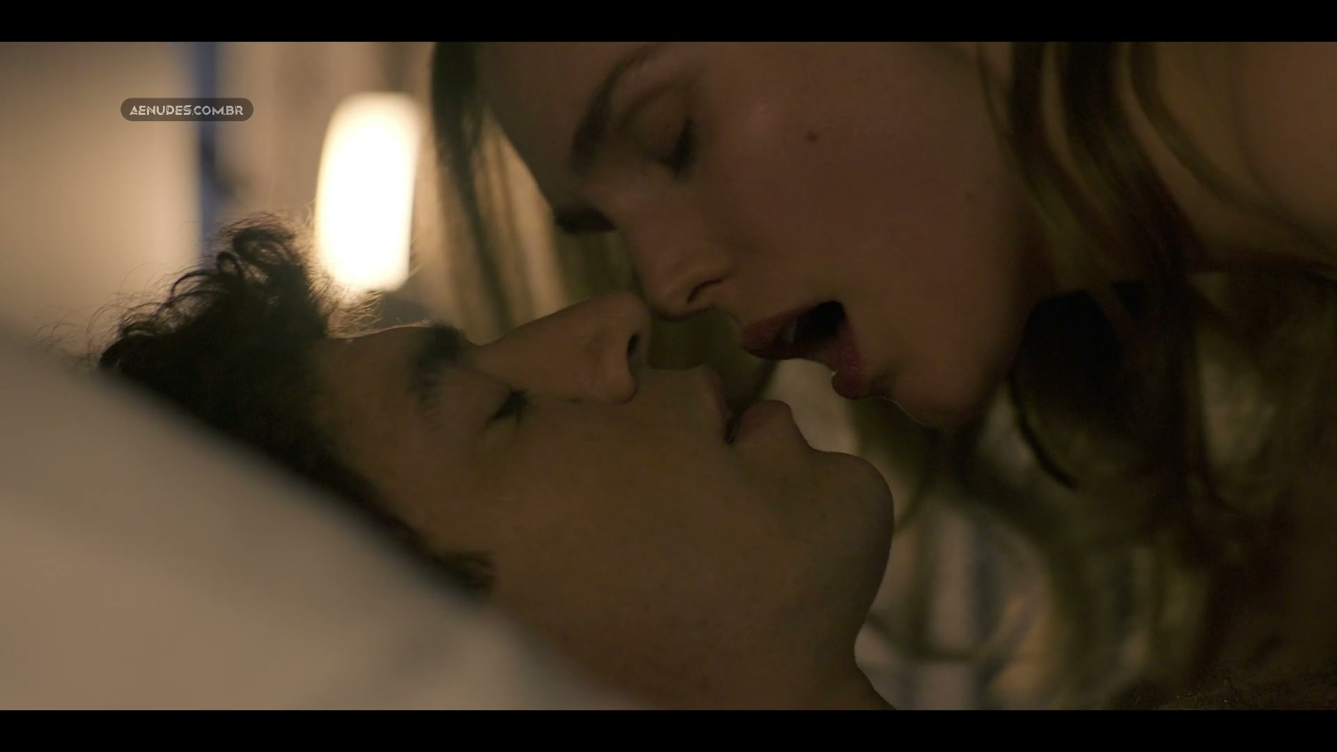 Aurora Giovinazzo, Gaia Weiss nuas peladas cena de sexo em A História da Minha Família