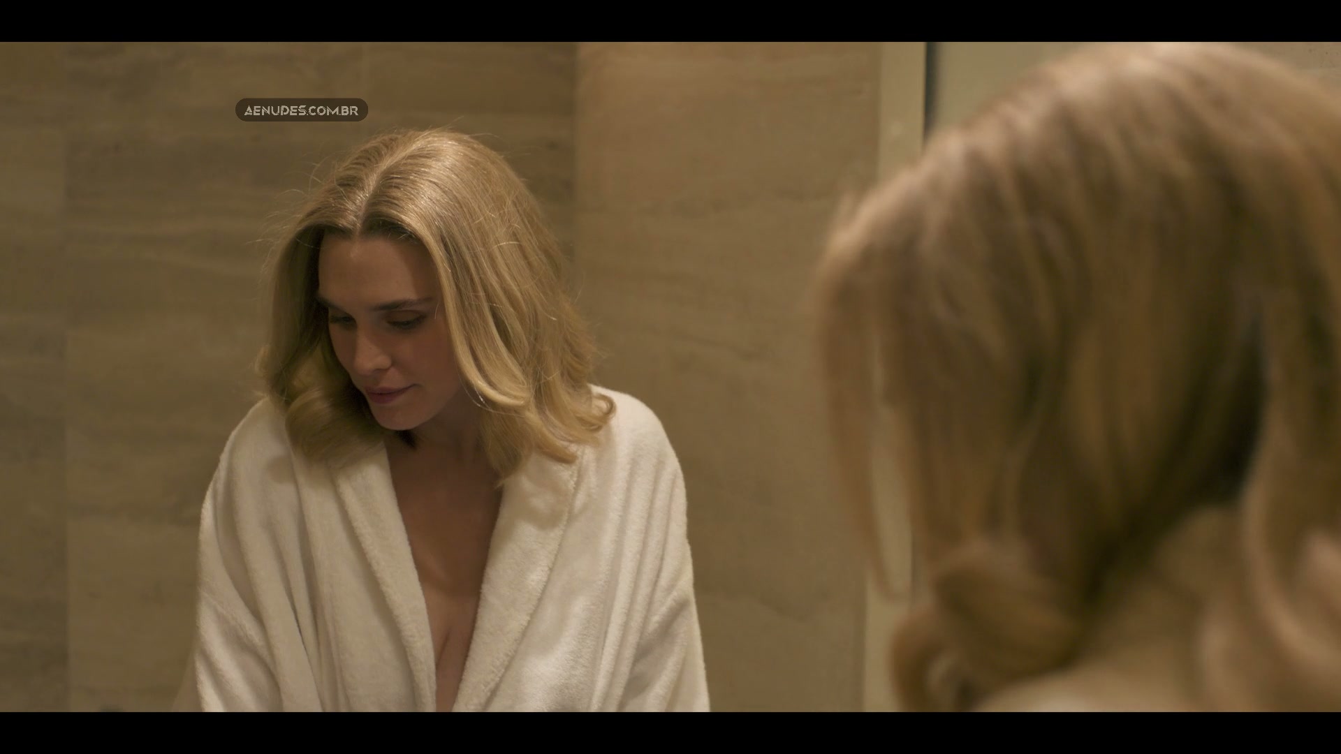 Aurora Giovinazzo, Gaia Weiss nuas peladas cena de sexo em A História da Minha Família
