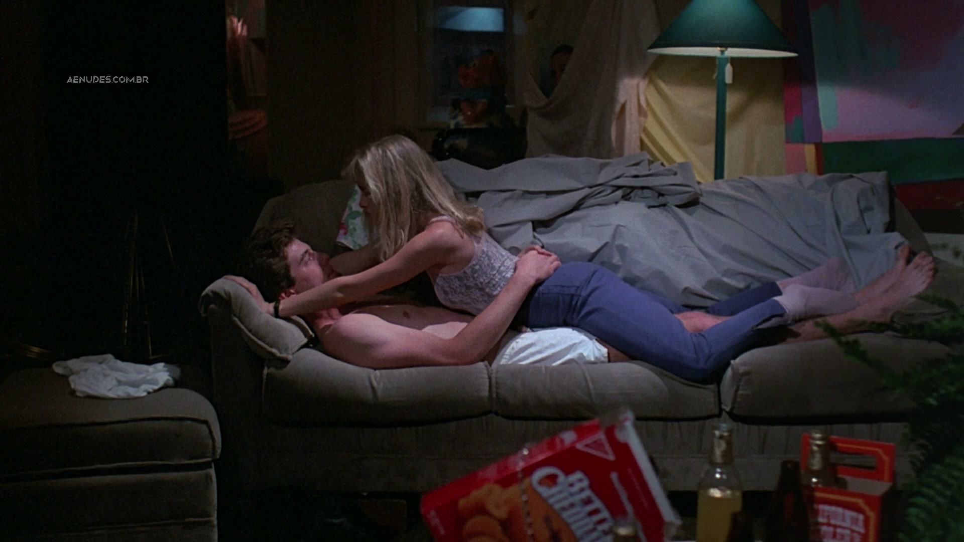 Barbara Crampton, Suzee Slatter nuas peladas cena de sexo em Chopping Mall