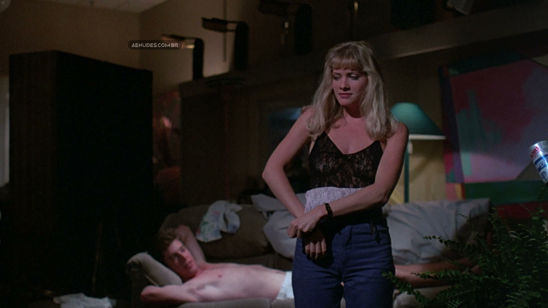 Barbara Crampton, Suzee Slatter nuas peladas cena de sexo em Chopping Mall