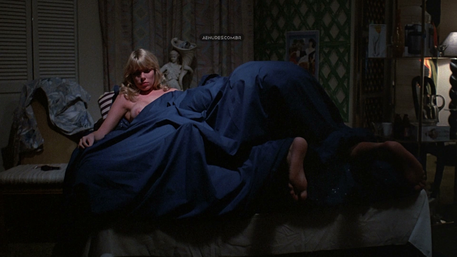 Barbara Crampton, Suzee Slatter nuas peladas cena de sexo em Chopping Mall