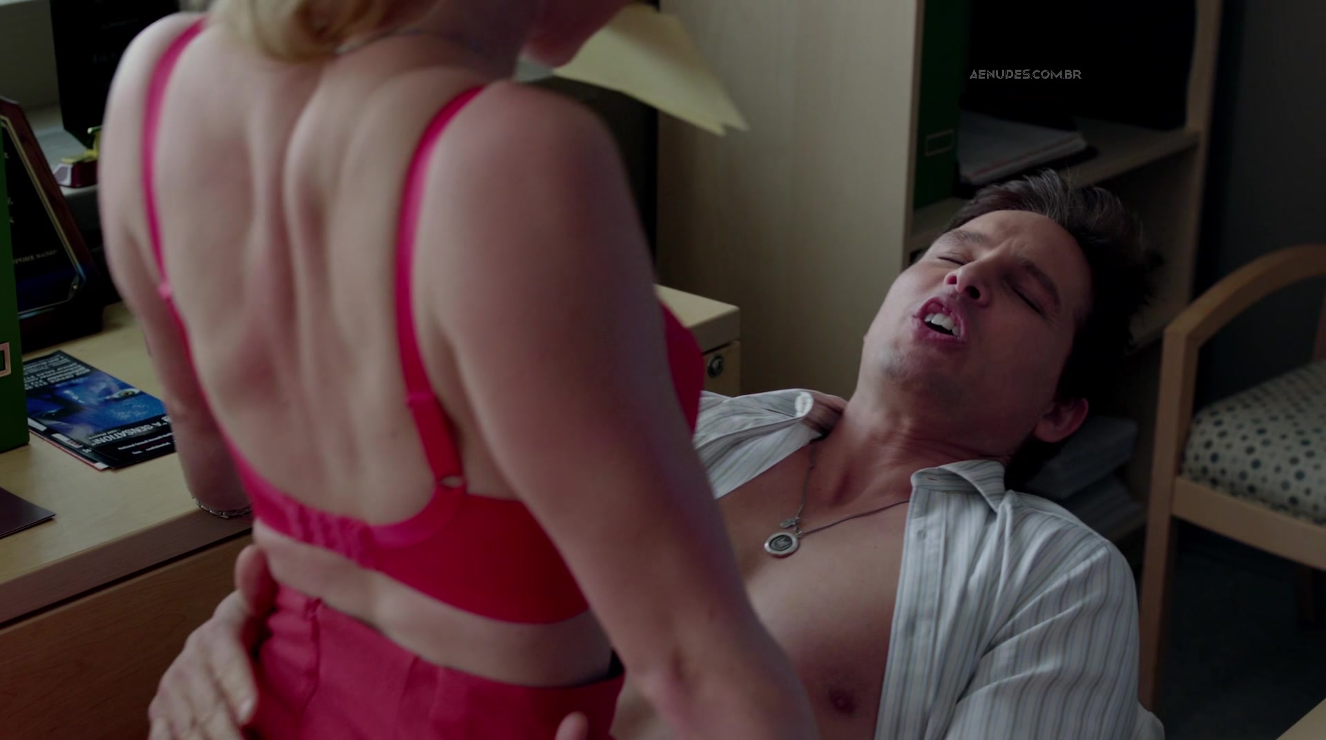 Betty Gilpin nua pelada cena de sexo em Nurse Jackie