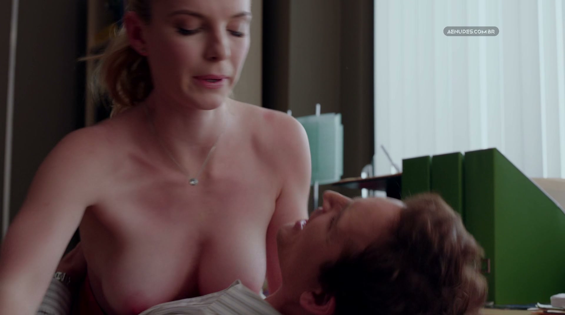 Betty Gilpin nua pelada cena de sexo em Nurse Jackie