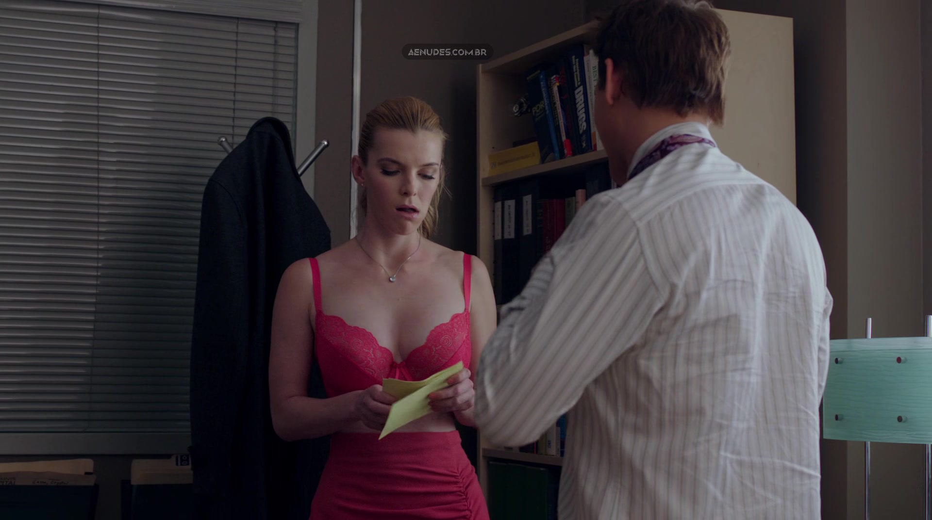 Betty Gilpin nua pelada cena de sexo em Nurse Jackie