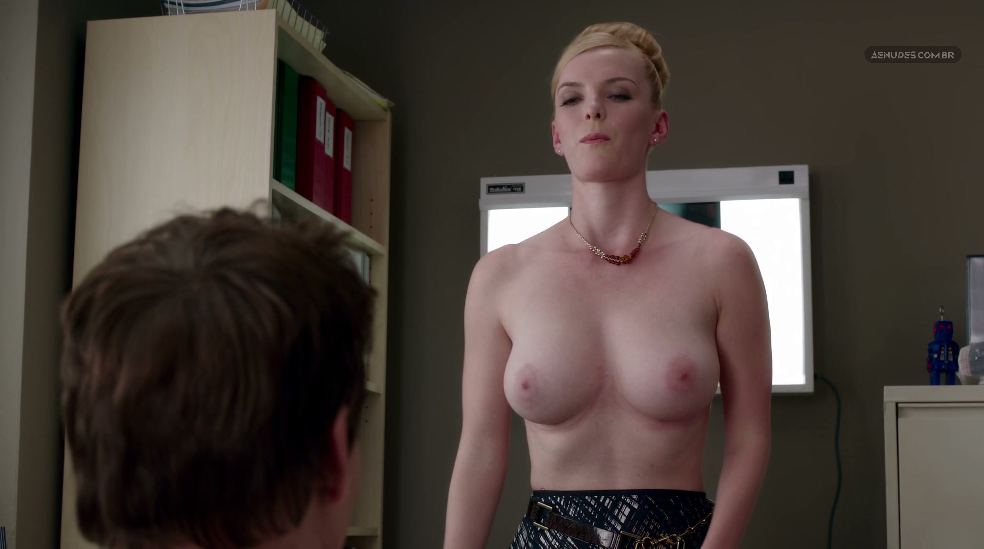 Betty Gilpin nua pelada cena de sexo em Nurse Jackie