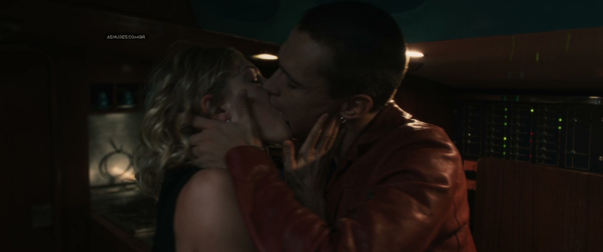 Elena Kampouris nua pelada cena de sexo em Here Now