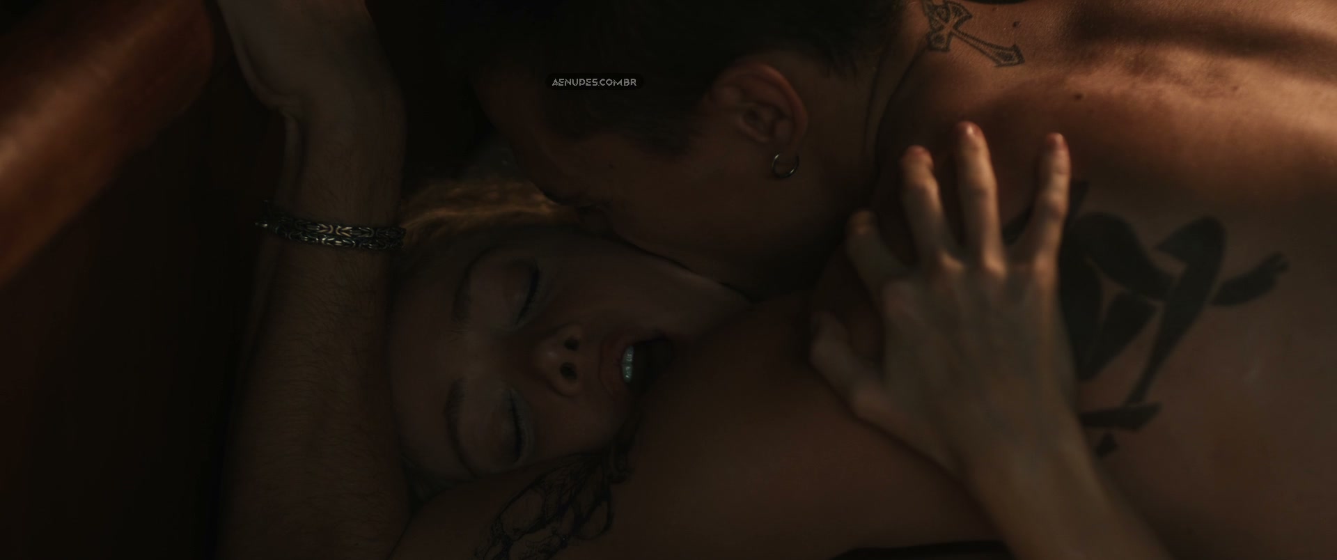 Elena Kampouris nua pelada cena de sexo em Here Now