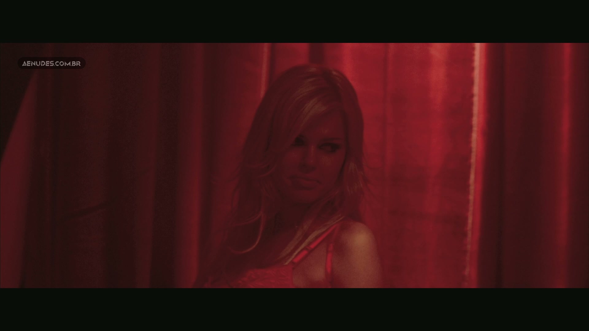 Janet Montgomery Sophie Monk nua pelada cena de sexo em The Hills Run Red