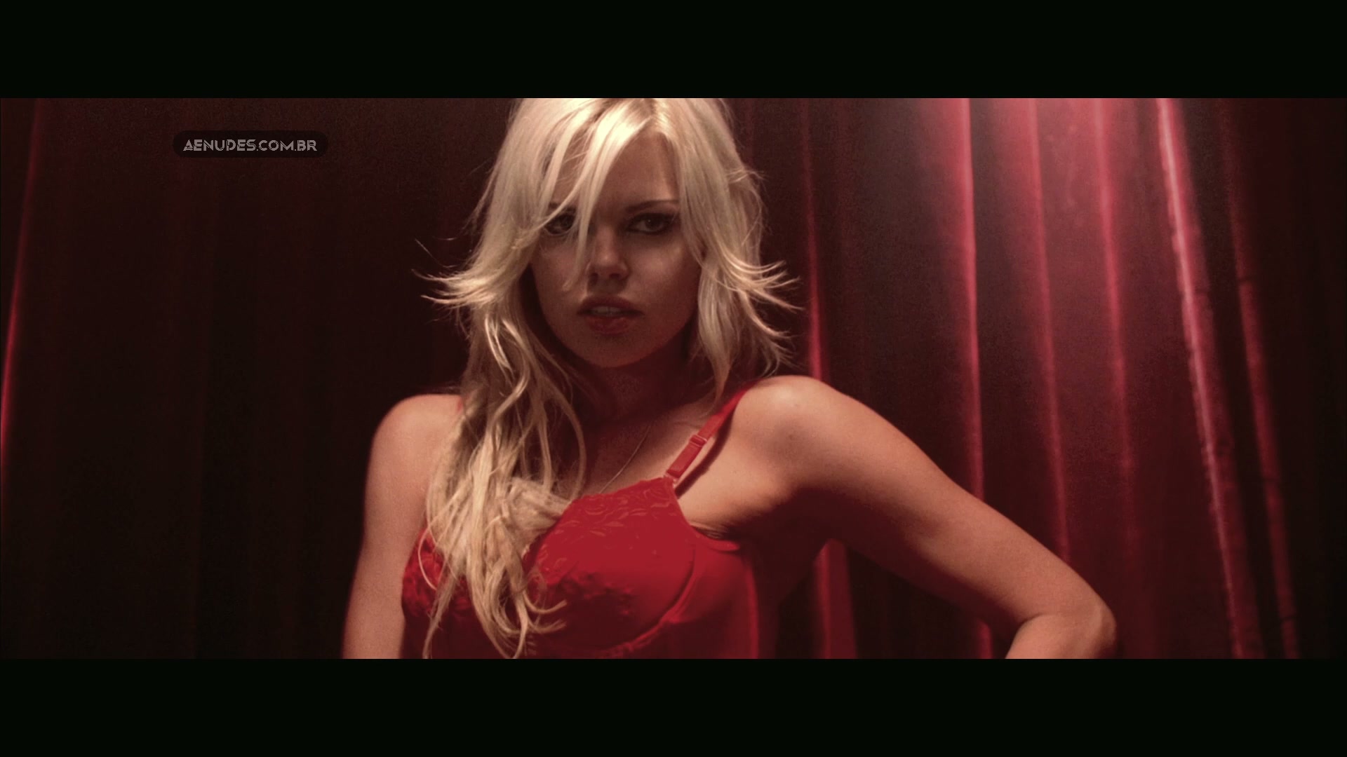 Janet Montgomery Sophie Monk nua pelada cena de sexo em The Hills Run Red
