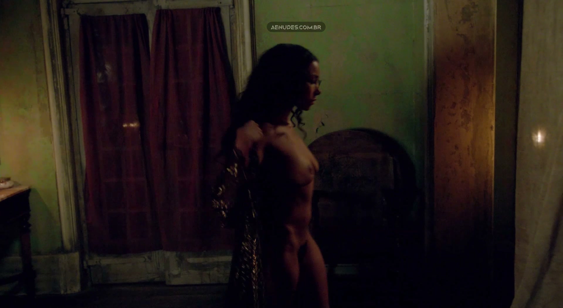 Jessica Parker Kennedy, Clara Paget nuas peladas cena de sexo em Black Sails