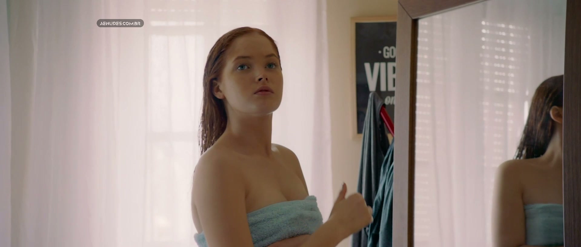 Ellie Bamber, Mari Oliveira nuas peladas cena de sexo em Vidro Fume