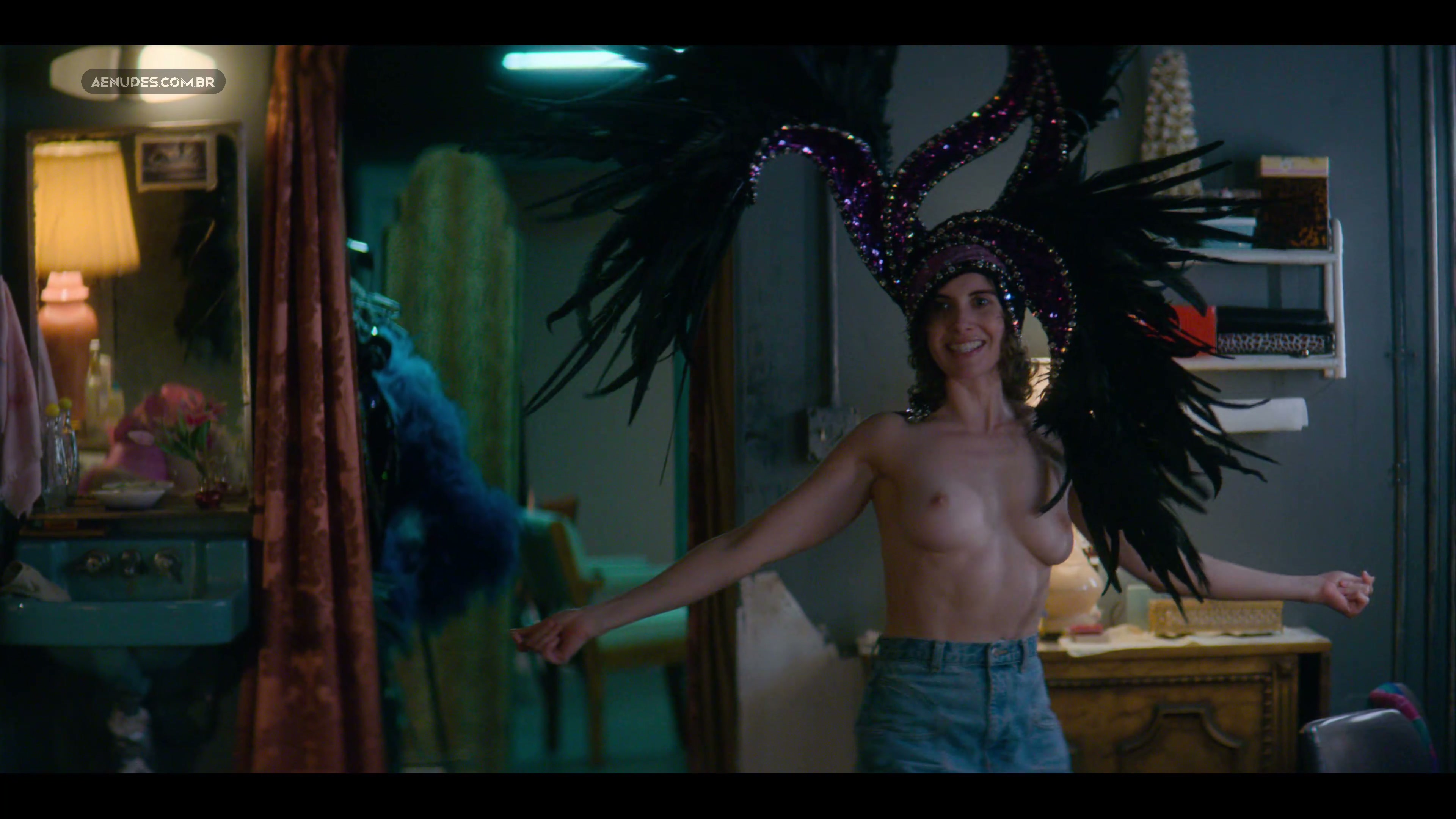 Jackie Tohn, Alison Brie nuas peladas cena de sexo em Glow