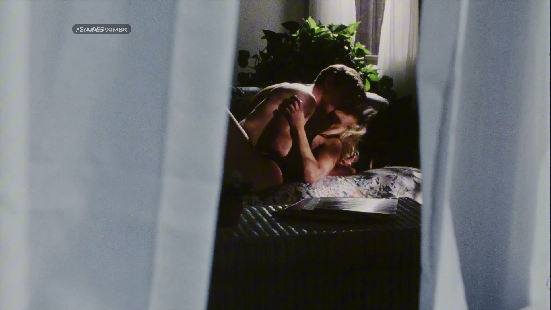 Michele Brin, Michellle Moffett nuas peladas cena de sexo em Sins of the Night