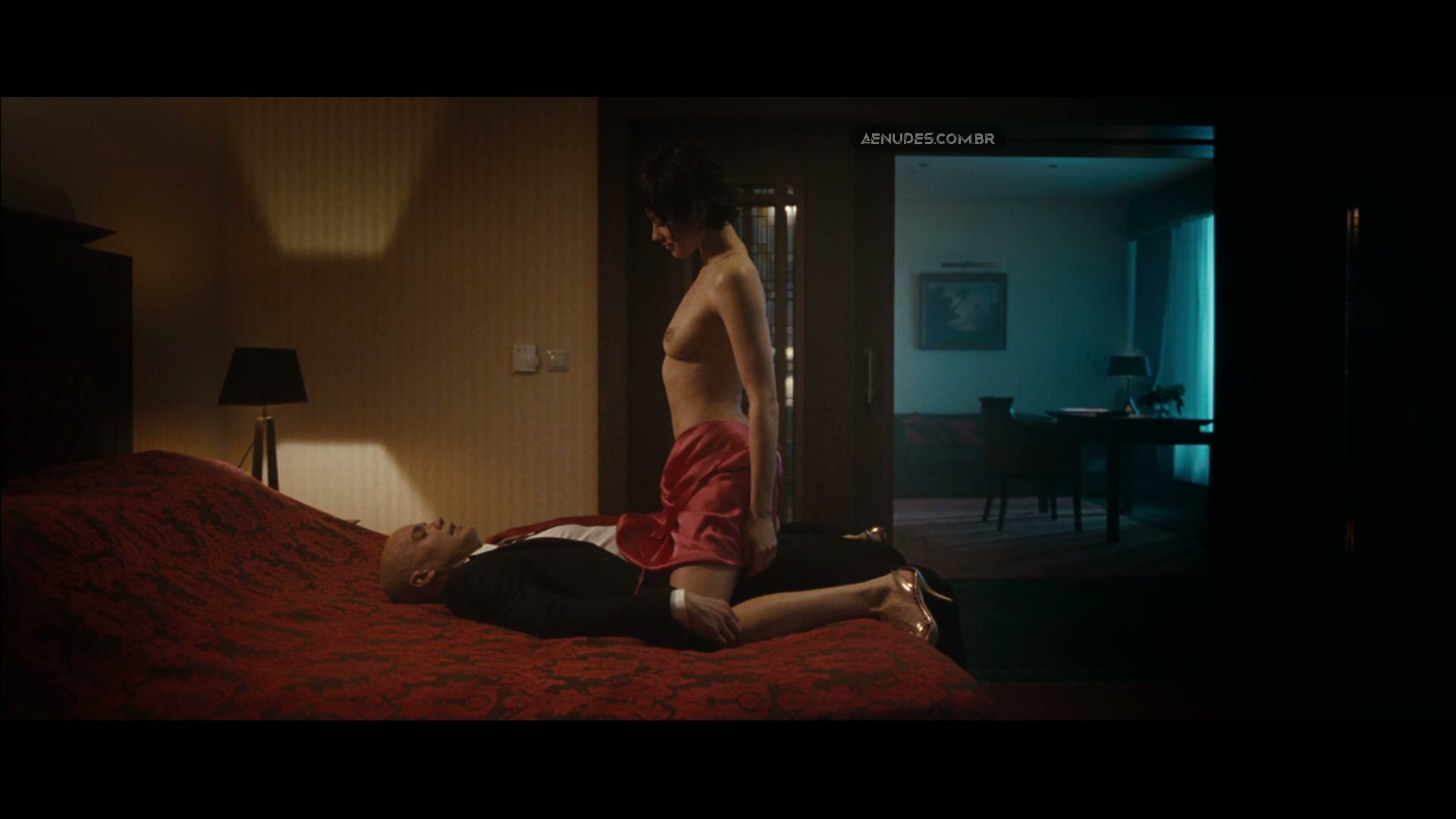 Olga Kurylenko nua pelada cena de sexo em Hitman