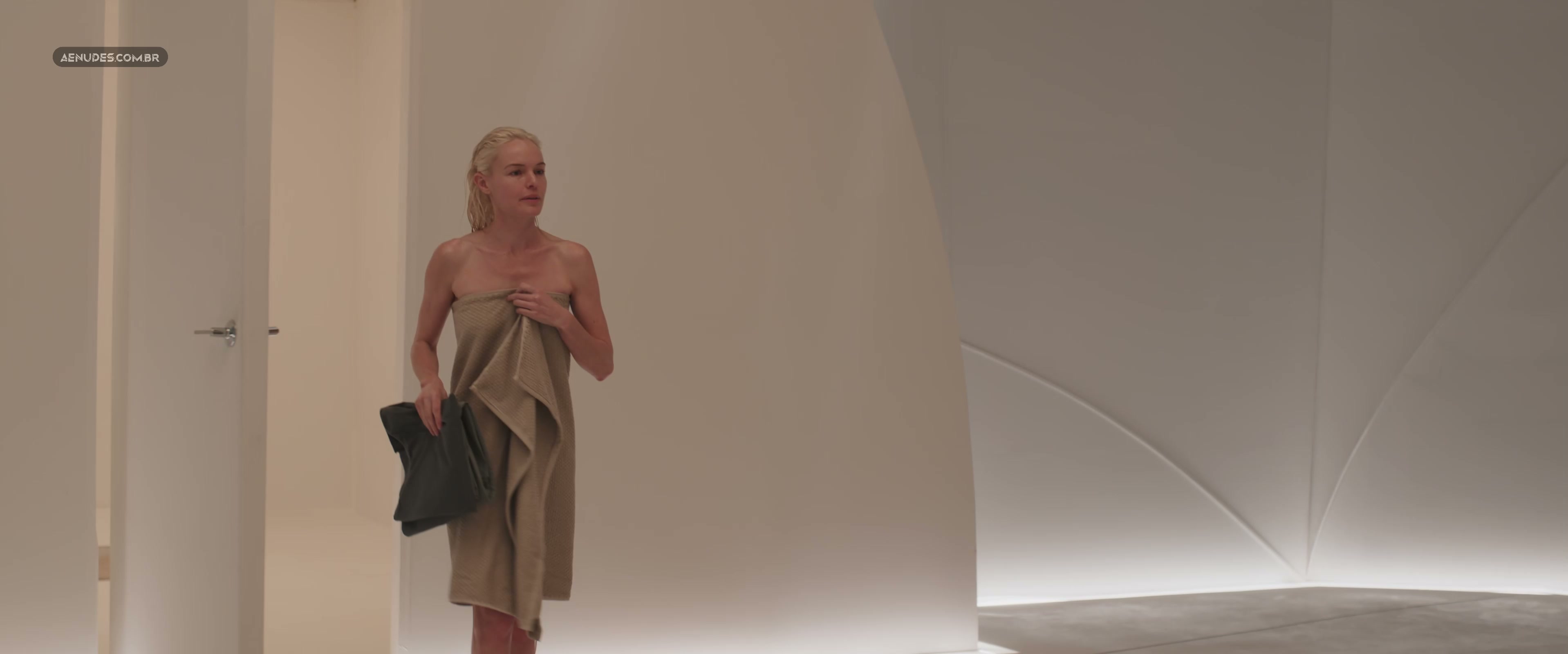 Ashley Greene, Kate Bosworth nuas peladas cena de sexo em The Immaculate Room