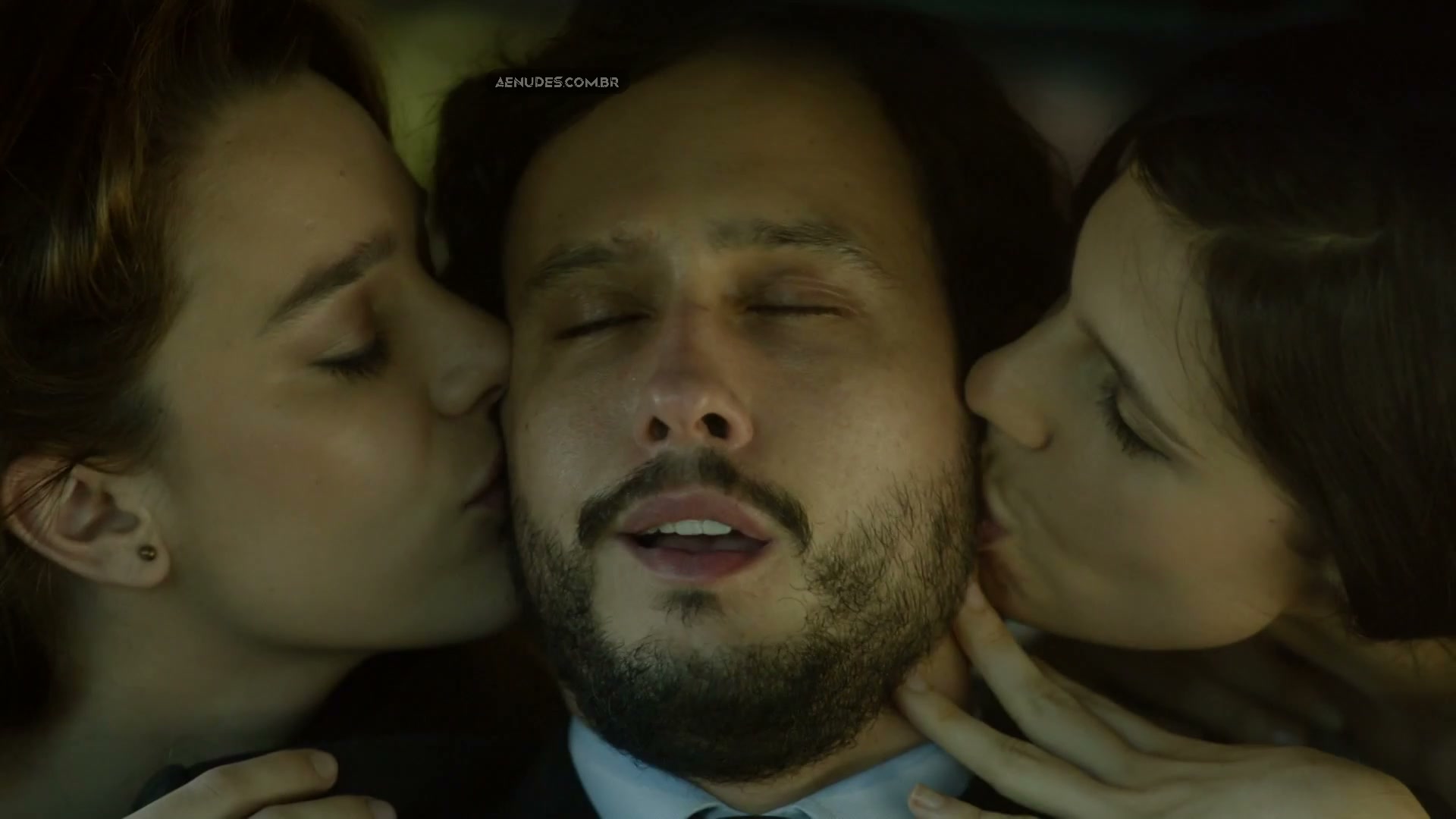 Mariana Molina, Giovana Echeverria nuas peladas cena de sexo em Perrengue