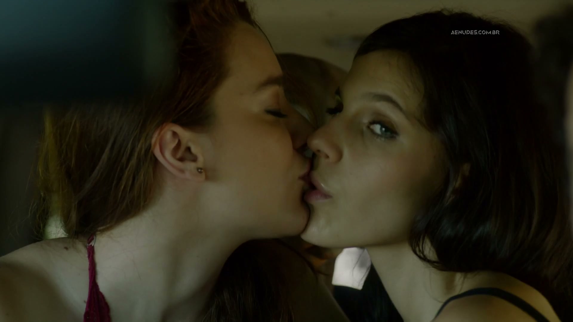 Mariana Molina, Giovana Echeverria nuas peladas cena de sexo em Perrengue