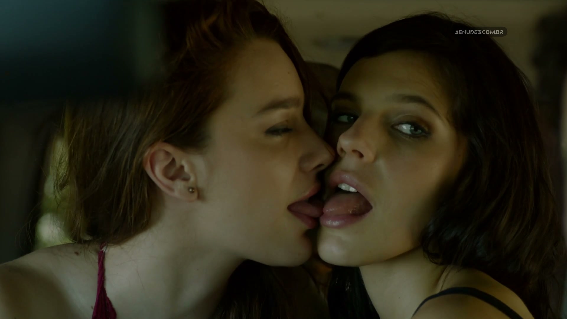 Mariana Molina, Giovana Echeverria nuas peladas cena de sexo em Perrengue