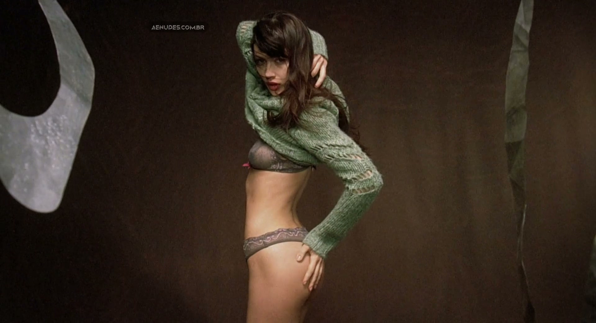 Olga Kurylenko nua pelada cena de sexo em La Serpent