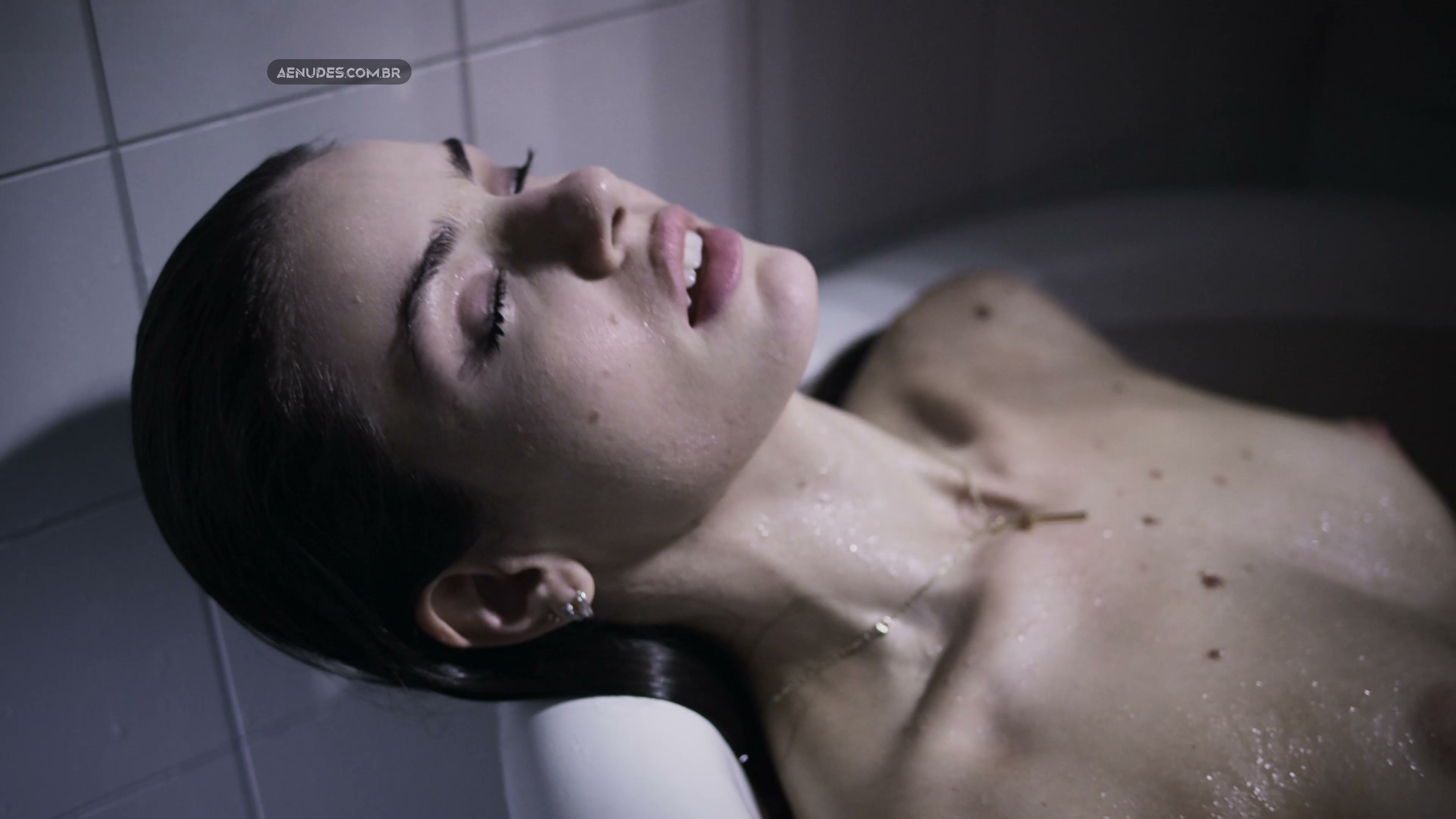 Camila Queiroz nua pelada cena de sexo em Verdades Secretas 2