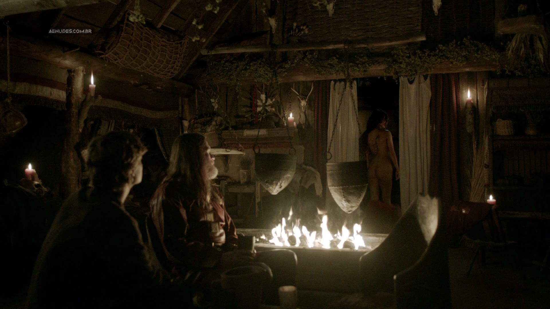 Jessalyn Gilsig, Gaia Weiss nuas peladas cena de sexo em Vikings