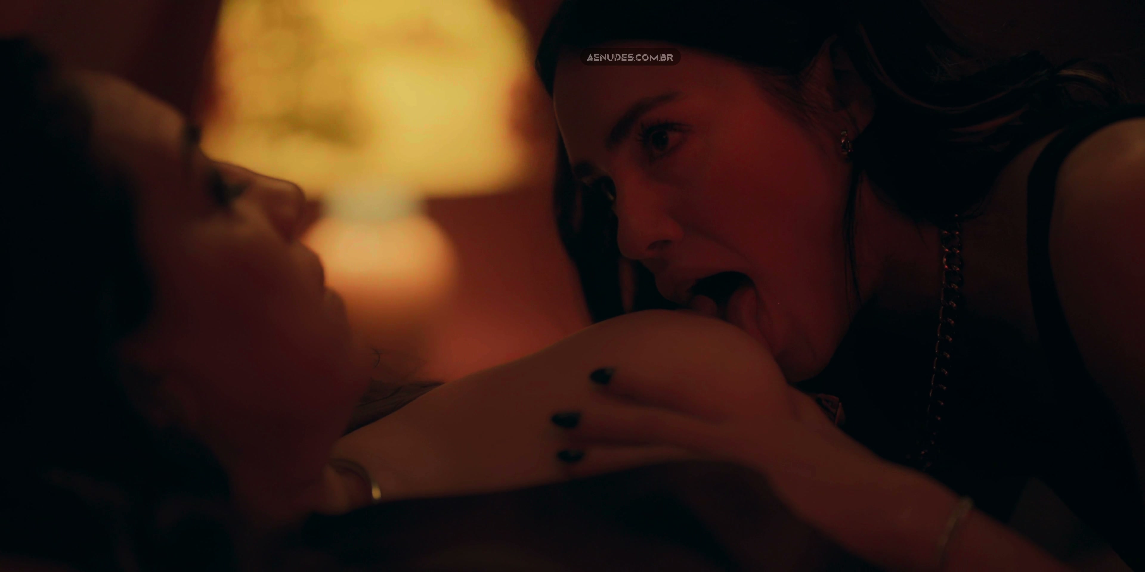Lali Esposito, Lorena Vega nuas peladas cena de sexo em El Fin Del Amor
