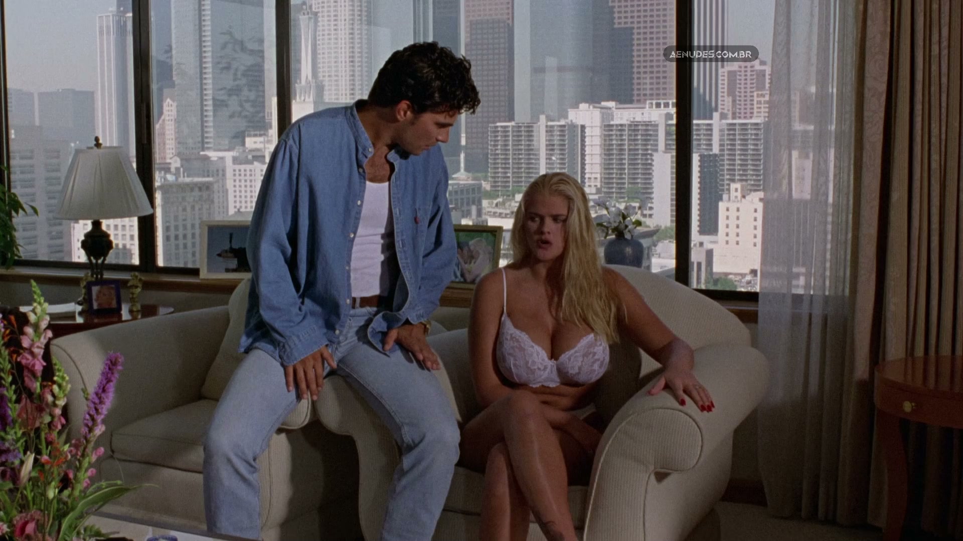Anna Nicole Smith nua pelada cena de sexo em Perigo na Torre (Skyscraper)