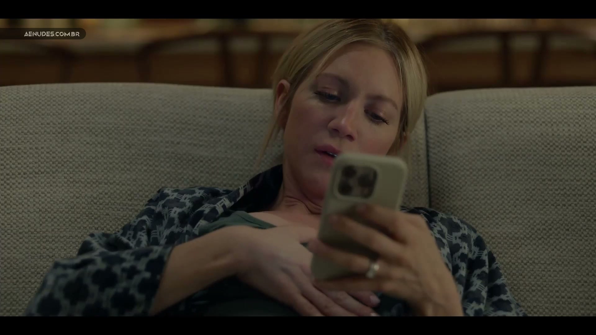 Brittany Snow e Malin Akerman nua pelada cena de sexo em The Hunting Wives