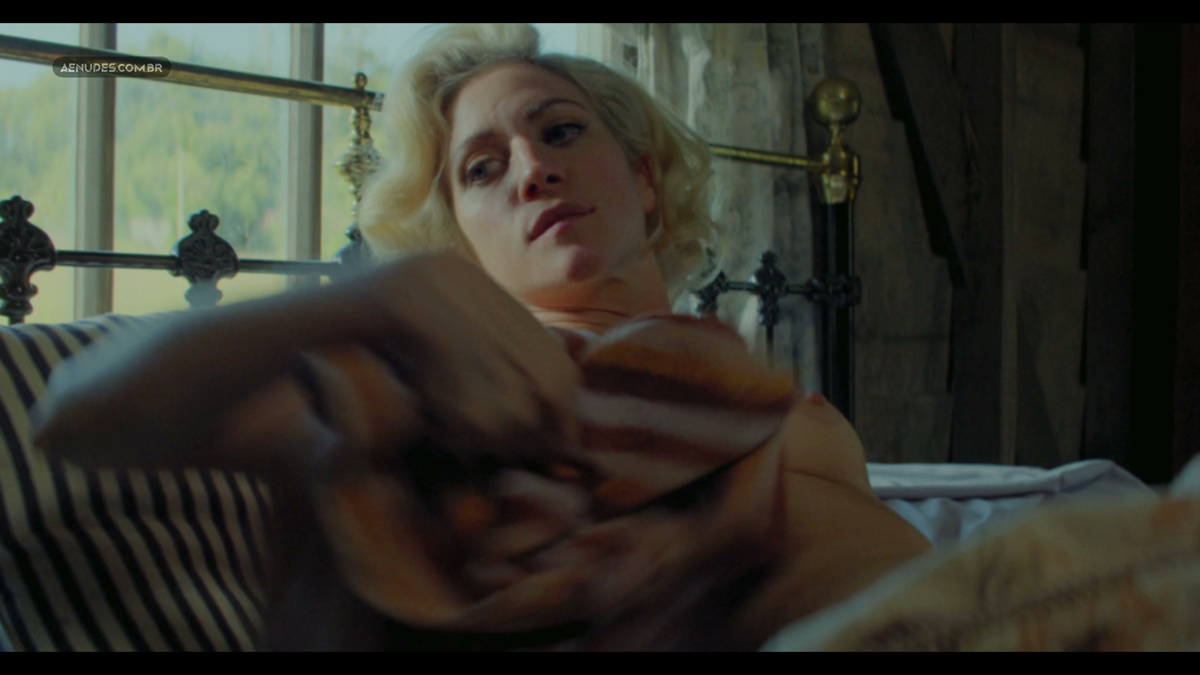 Brittany Snow e Mia Goth nua pelada cena de sexo em X