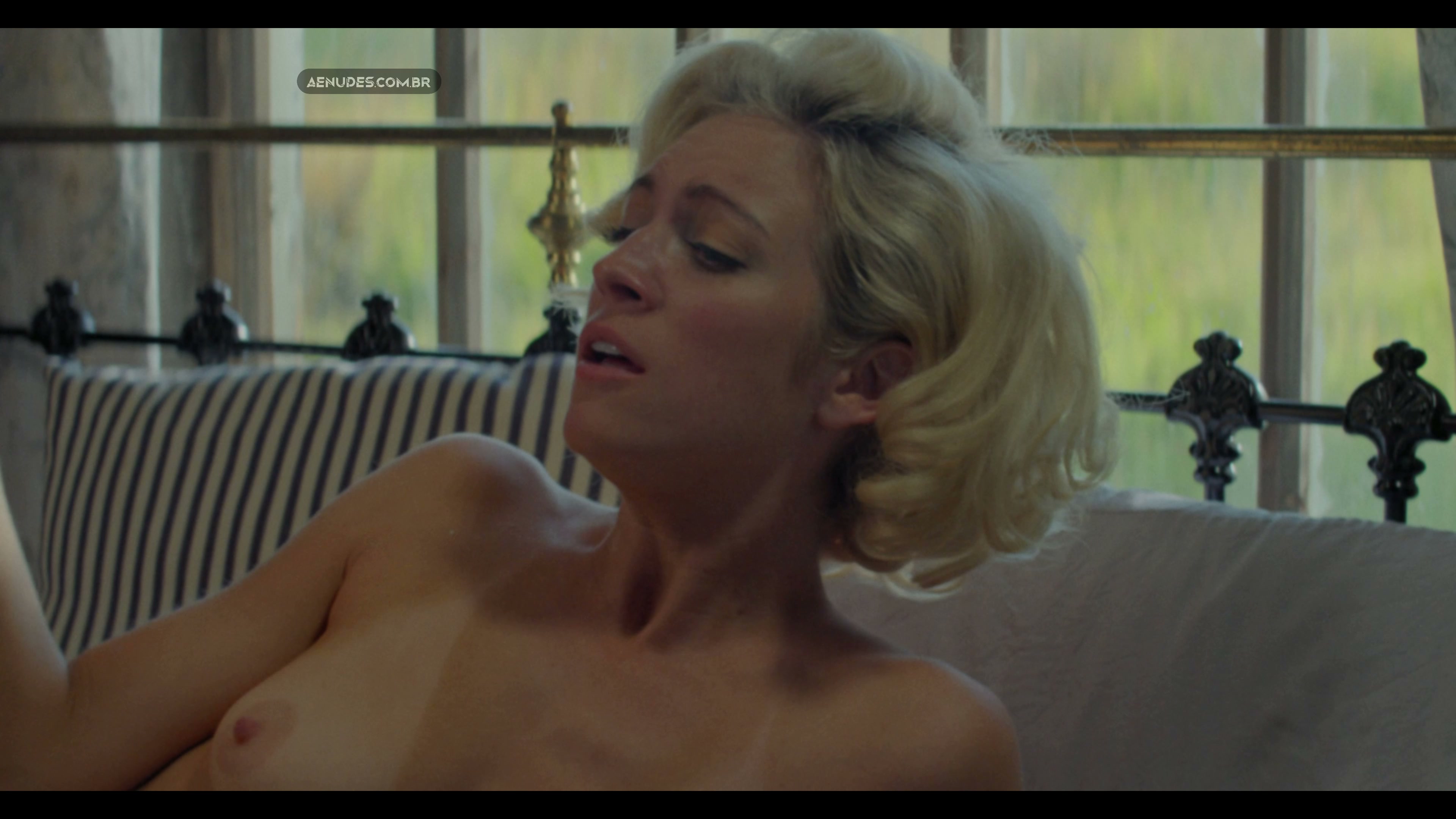Brittany Snow e Mia Goth nua pelada cena de sexo em X