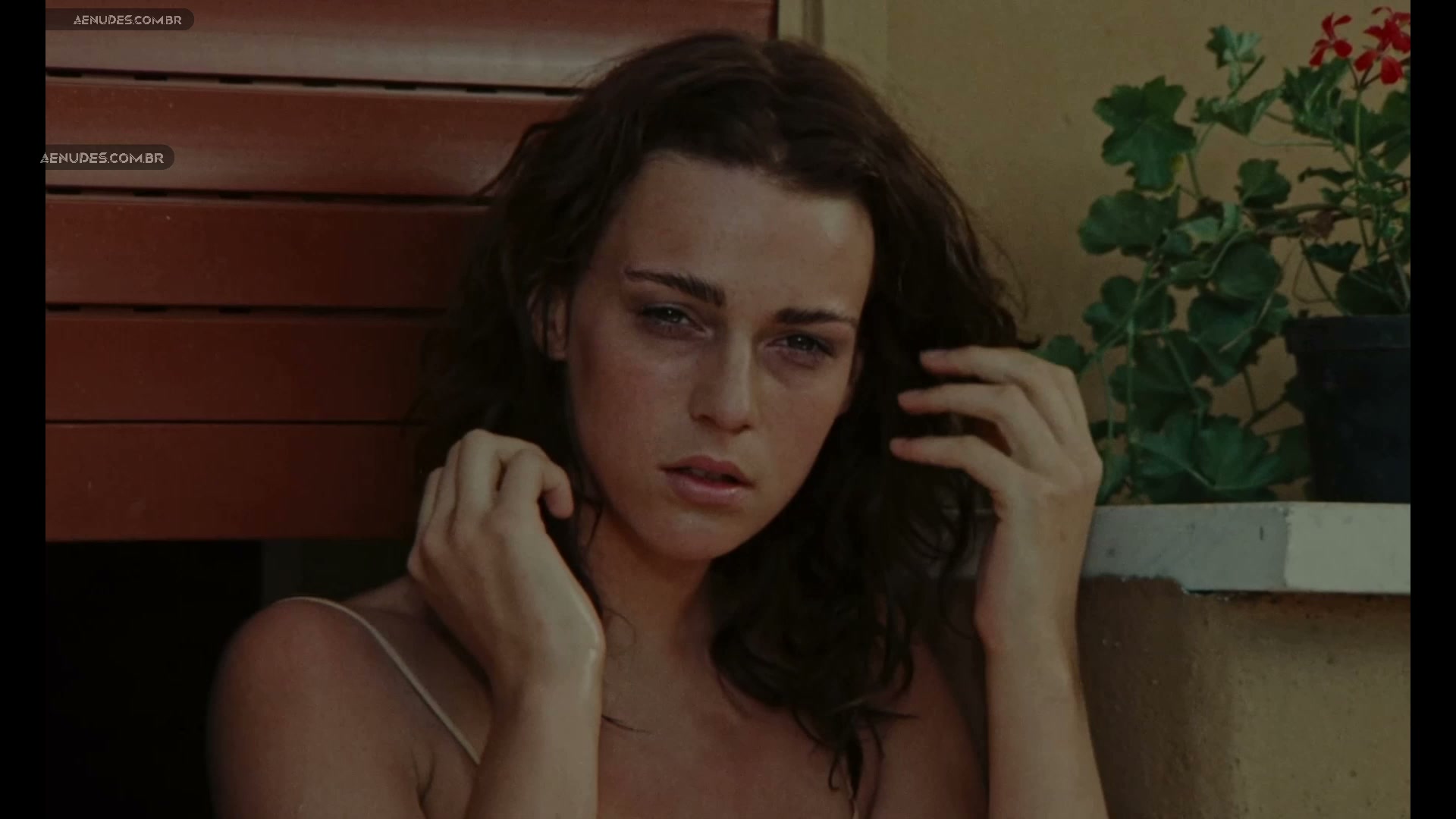 Maruschka Detmers nua pelada cena de sexo em Devil in the Flesh
