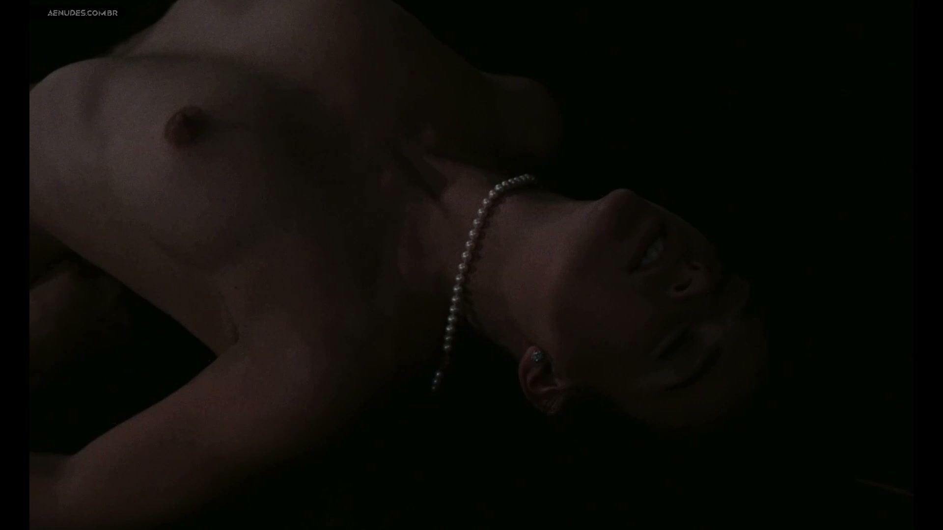 Maruschka Detmers nua pelada cena de sexo em Devil in the Flesh