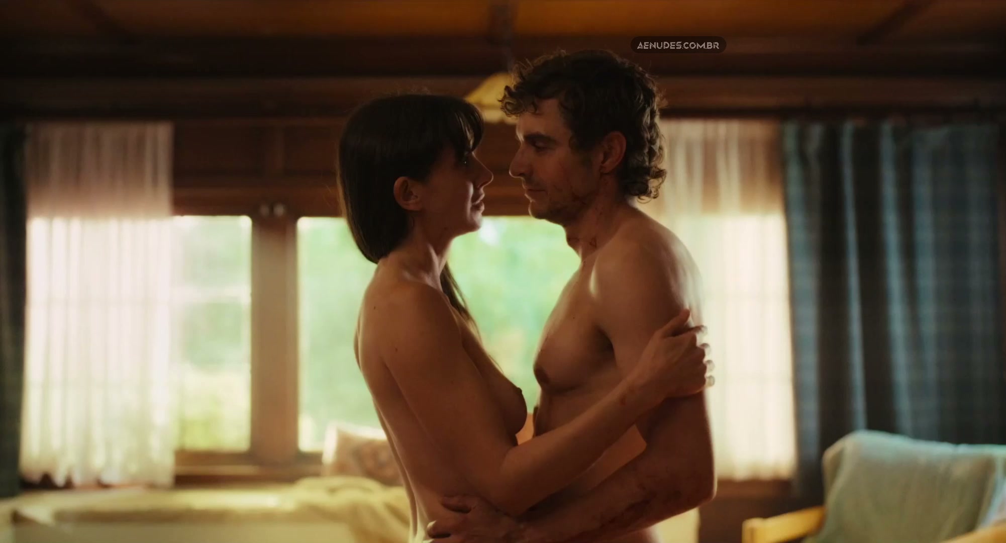 Alison Brie nua pelada cena de sexo em Togerther