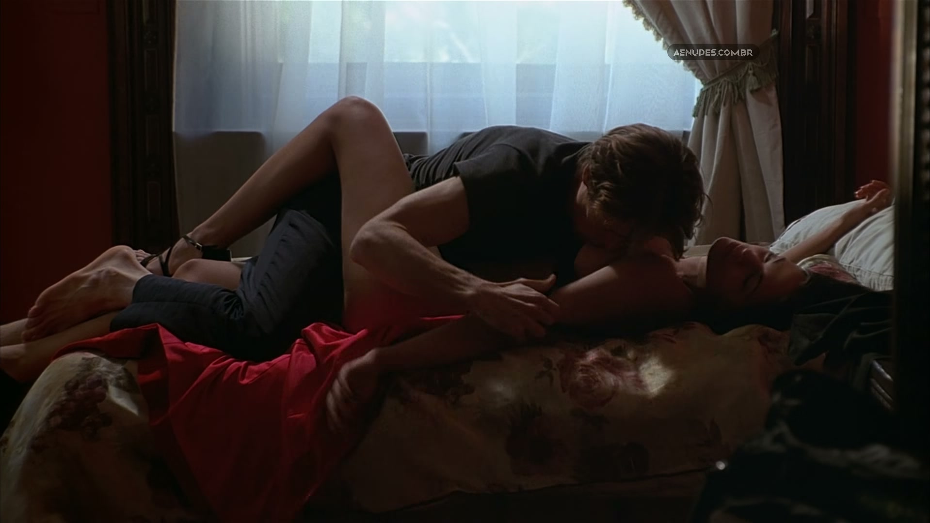 Asia Argento nua pelada cena de sexo em New Rose Hotel
