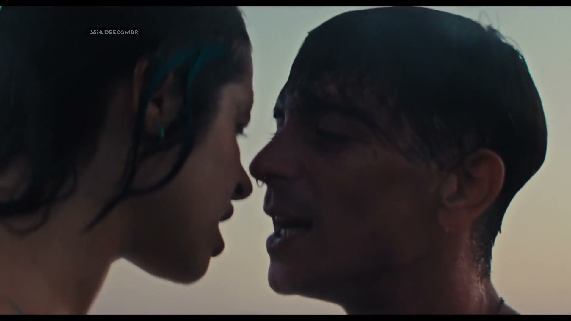 Daphne Patakia nua pelada cena de sexo em Our Wildest Days