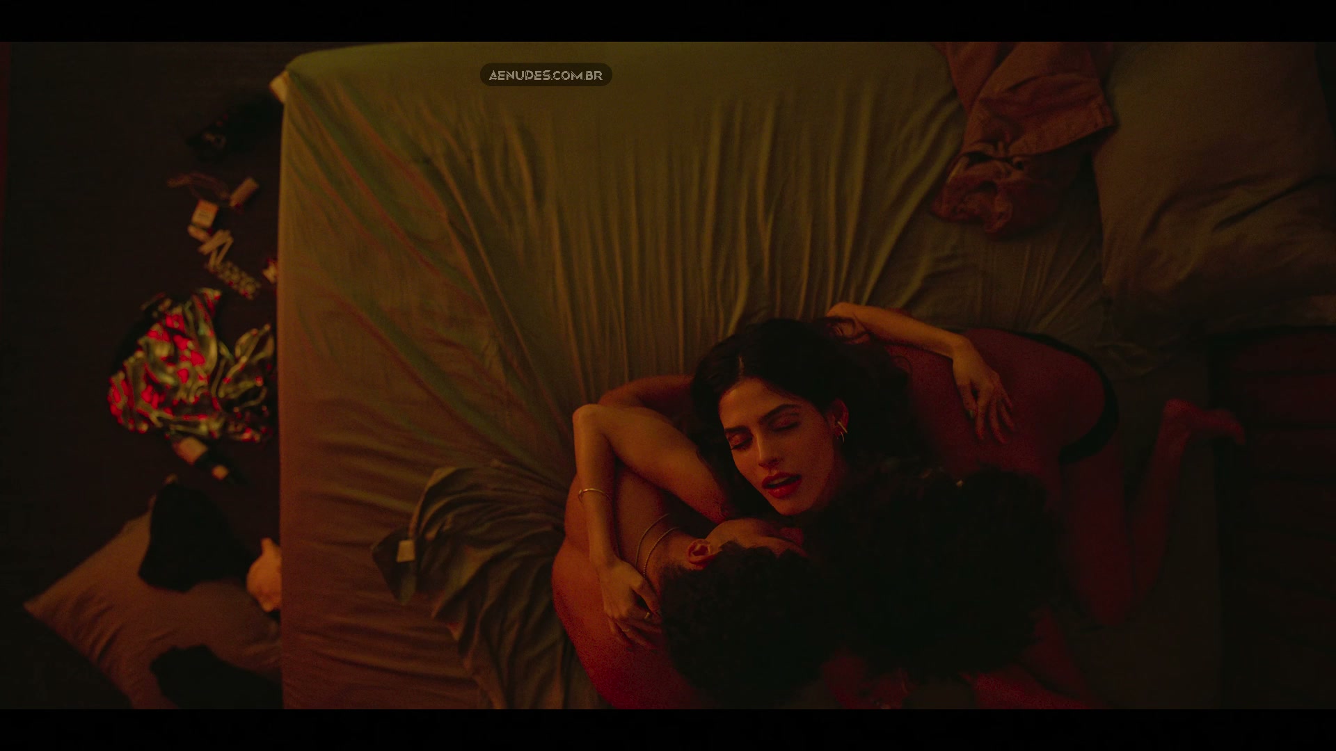 Julia Dalavia e Juliana Gerais nua pelada cena de sexo em Dias Perfeitos (Série)