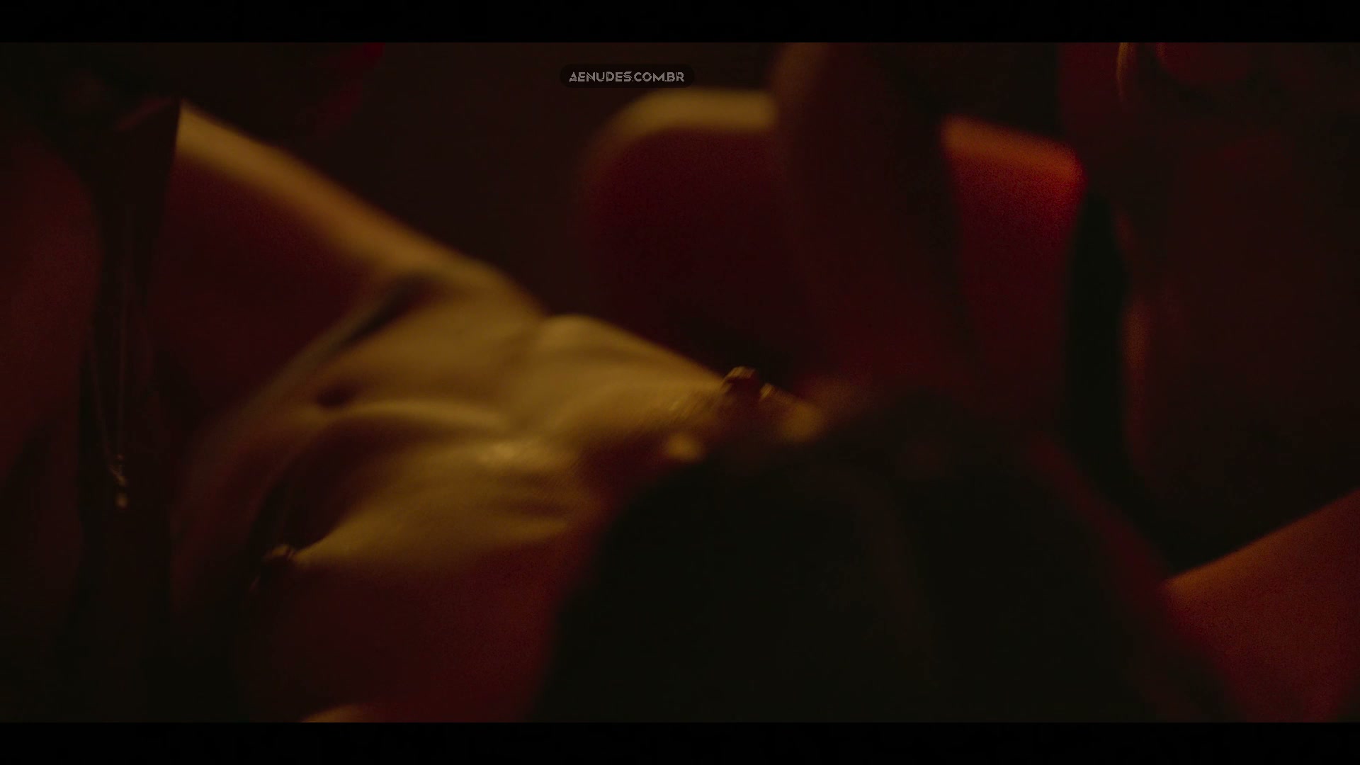 Julia Dalavia e Juliana Gerais nua pelada cena de sexo em Dias Perfeitos (Série)