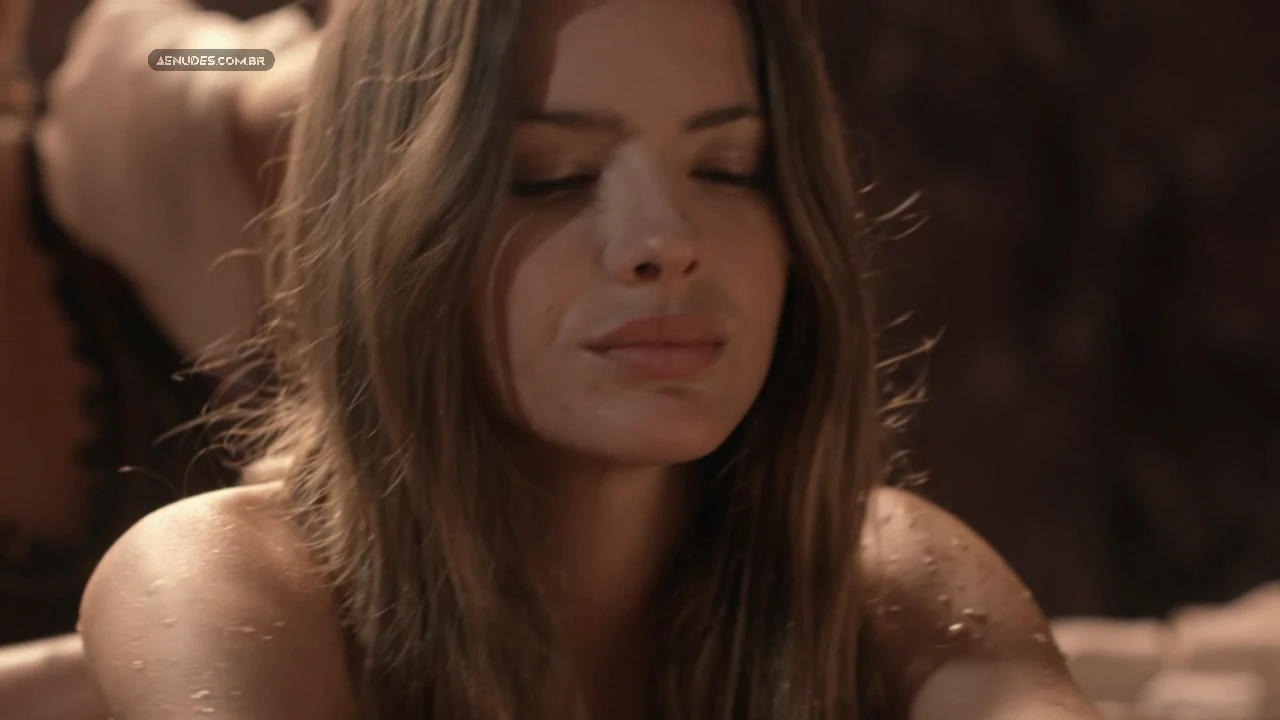 María Eugenia Suárez nua pelada cena de sexo em Sitiados (Série).