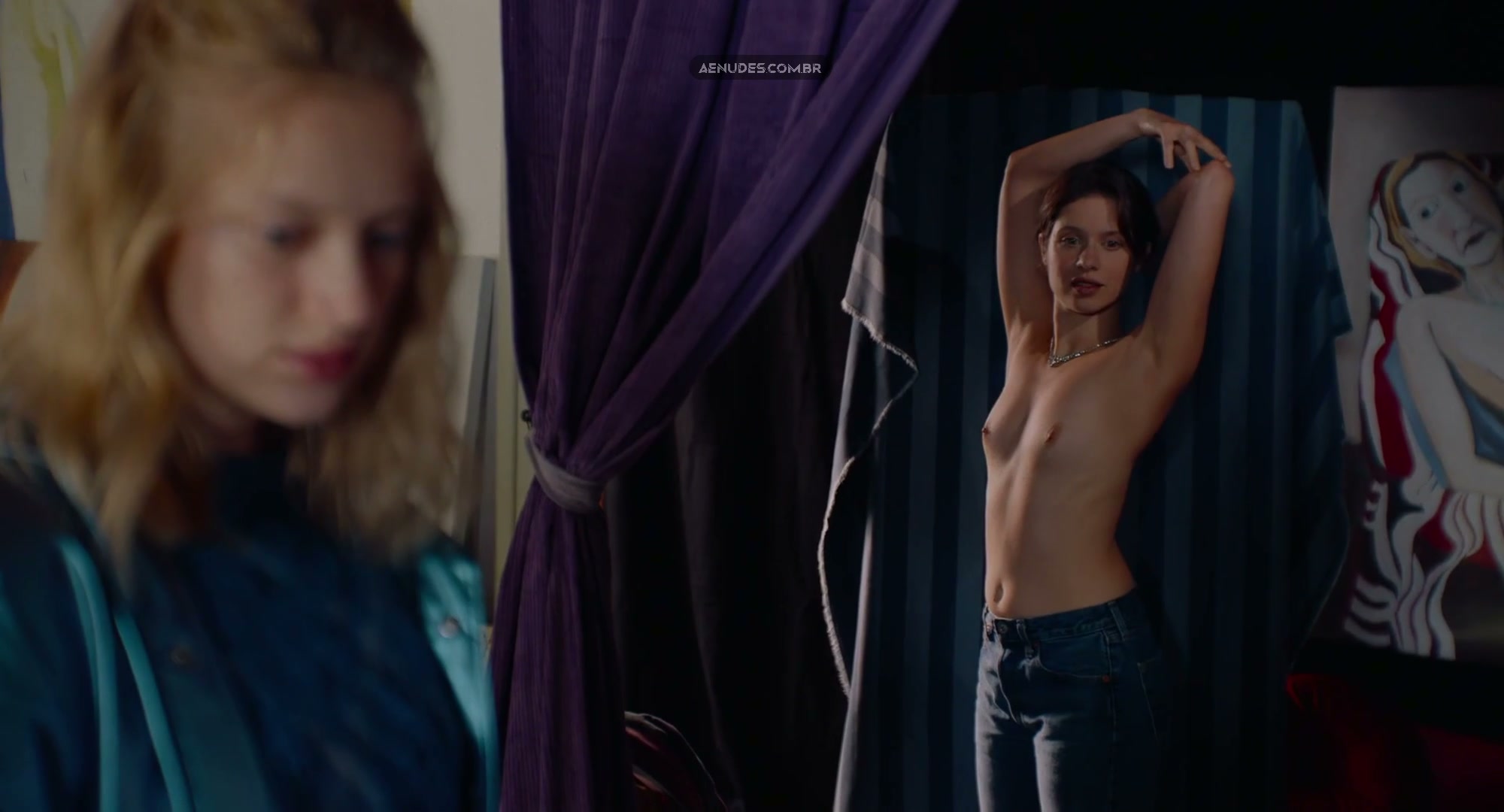 Nadia Tereszkiewicz e Daphne Patakia nua pelada cena de sexo em Belladone