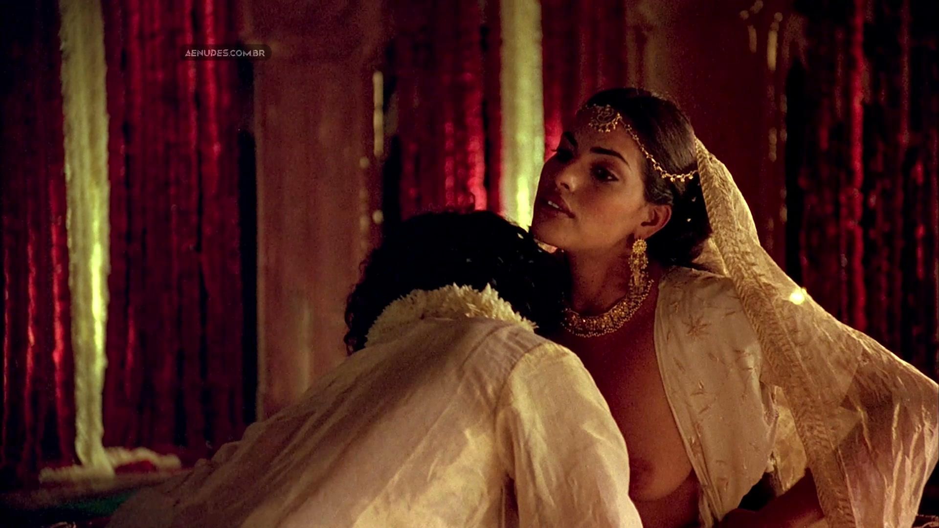 Sarita Choudhury e Indira Varma nua pelada cena de sexo em Kama Sutra A Tale of Love