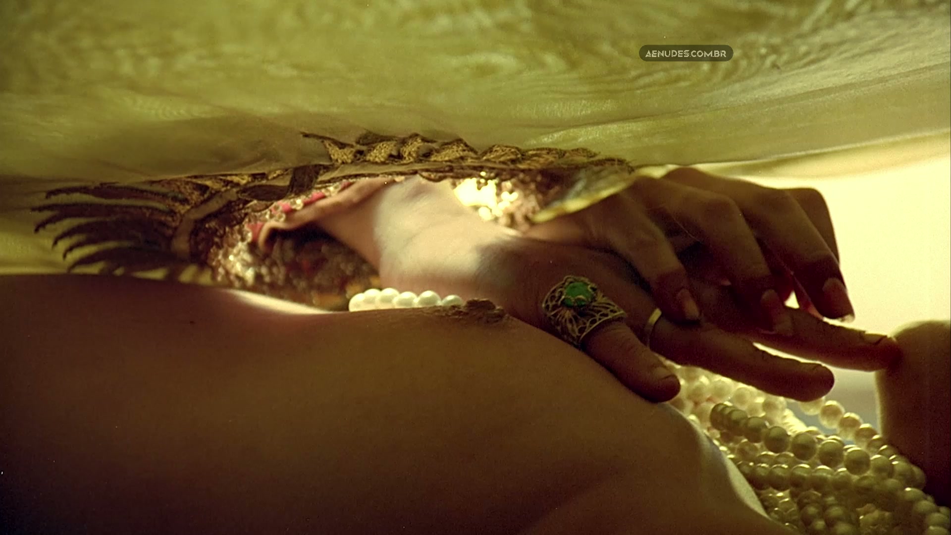 Sarita Choudhury e Indira Varma nua pelada cena de sexo em Kama Sutra A Tale of Love