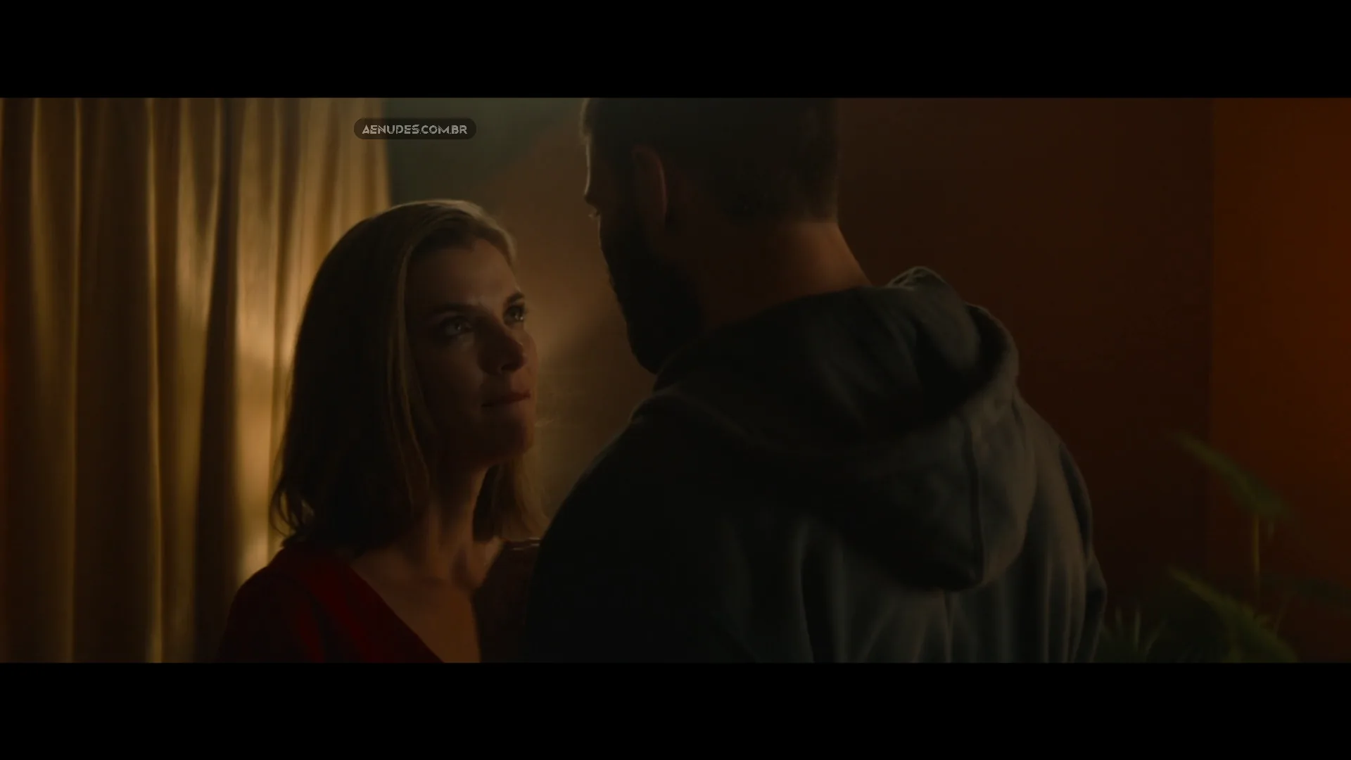 Betty Gilpin nua pelada cena de sexo em Three Women