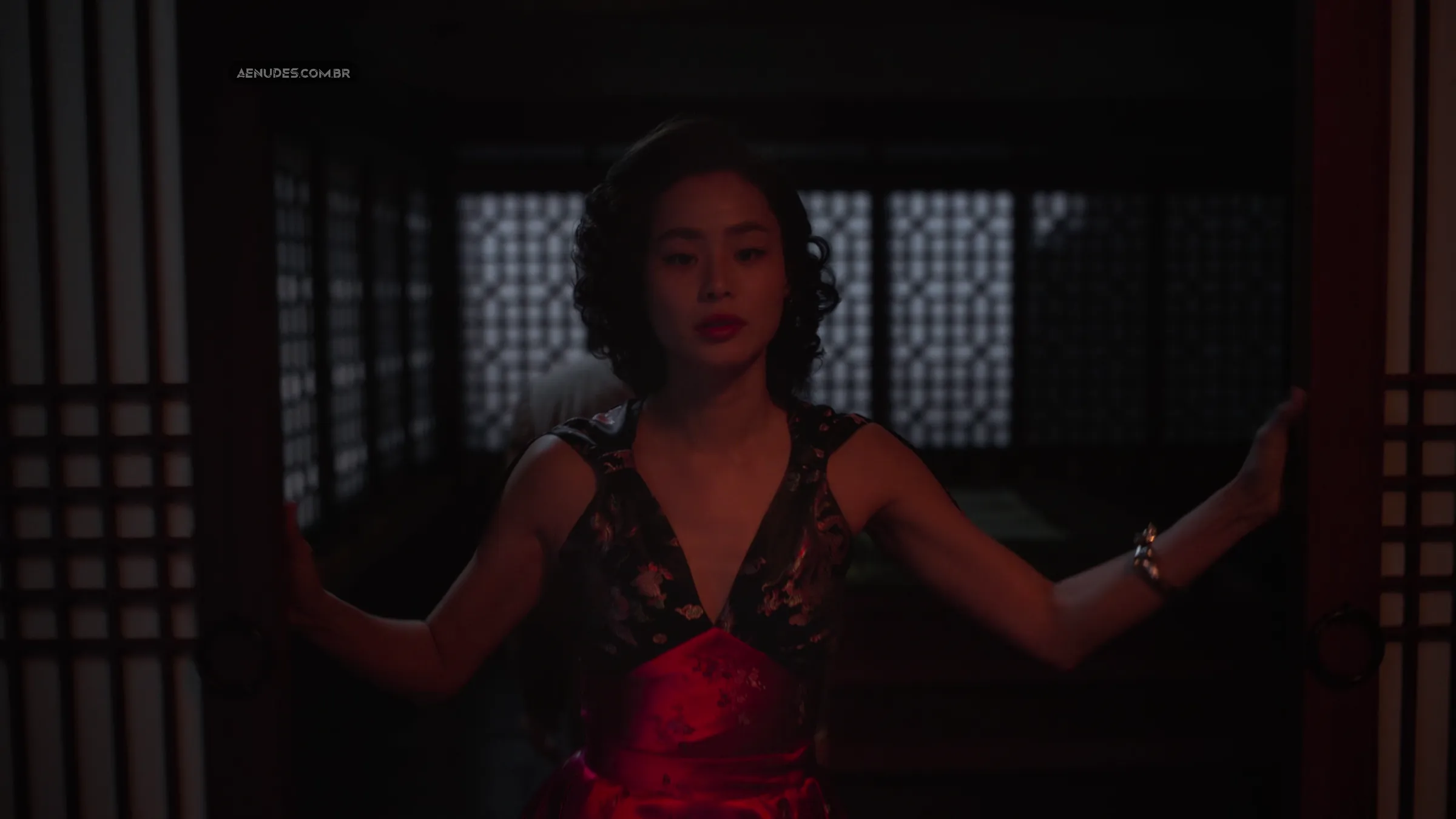 Jamie Chung nua pelada cena de sexo em Lovecraft Country