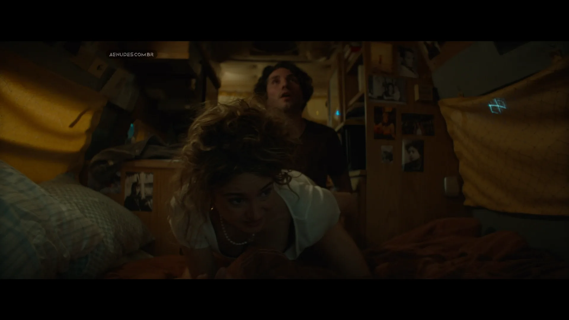 Shailene Woodley nua pelada cena de sexo em Three Women