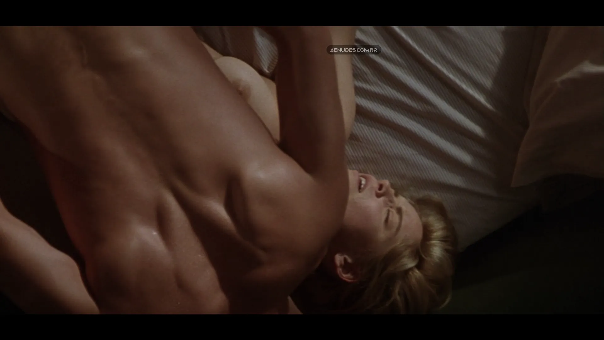 Sharon Stone nua pelada cena de sexo em Sliver (Invasão De Privacidade)