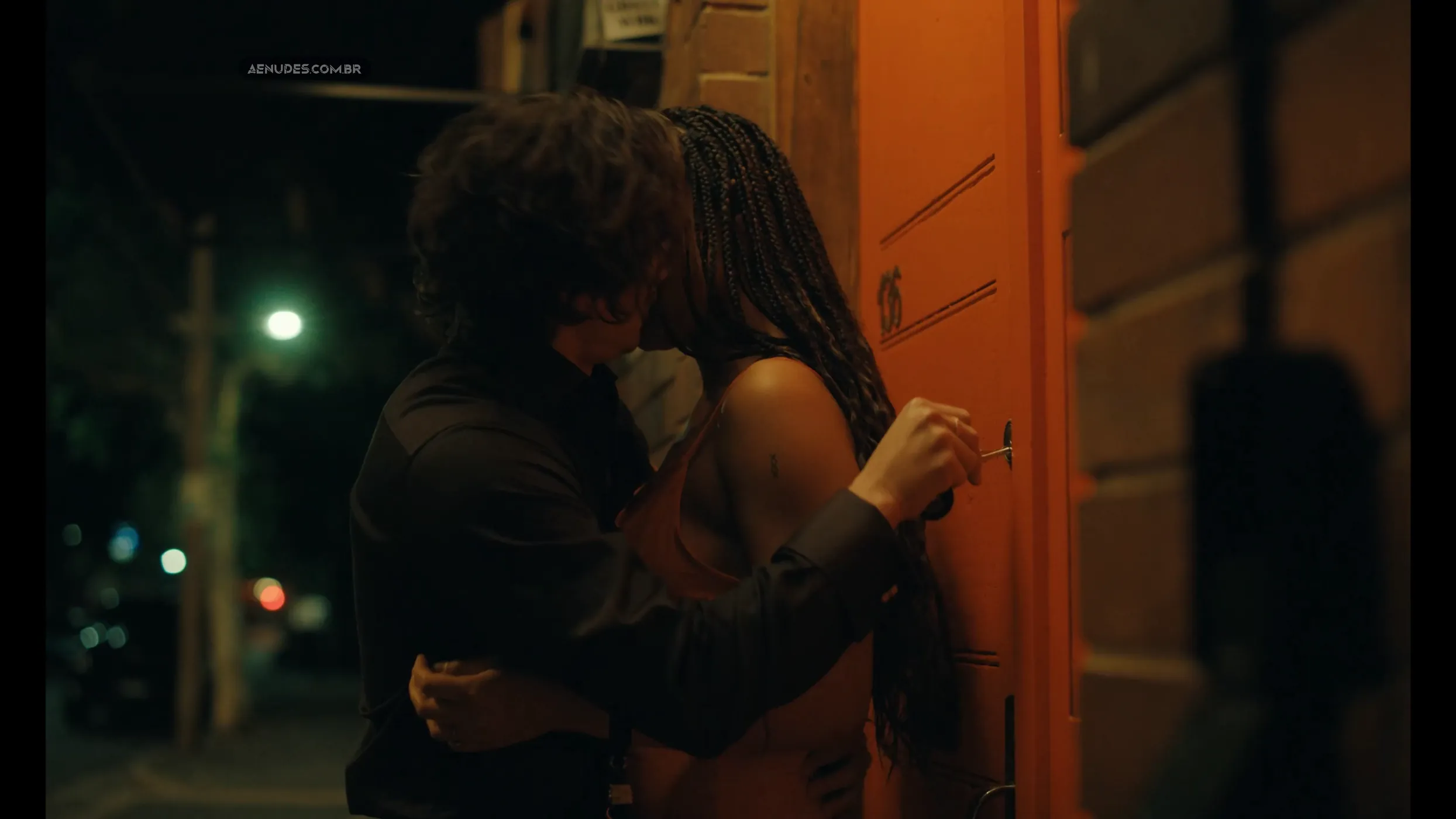 Aisha Dee nua pelada cena de sexo em Watching You