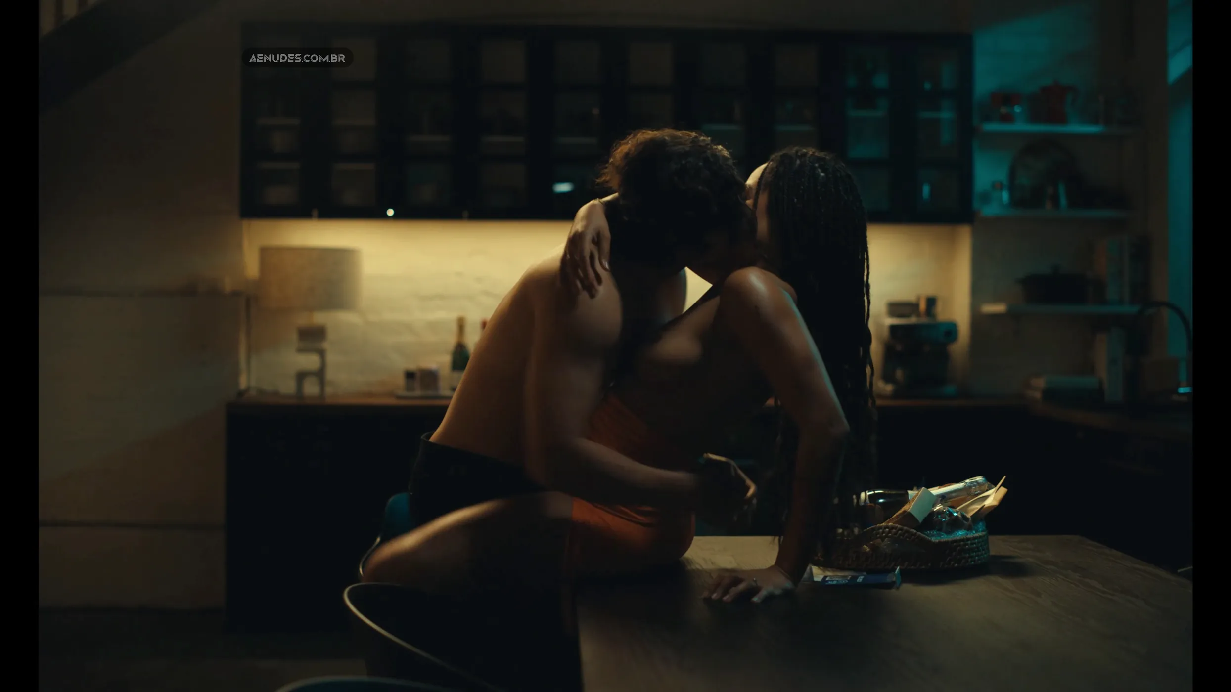 Aisha Dee nua pelada cena de sexo em Watching You