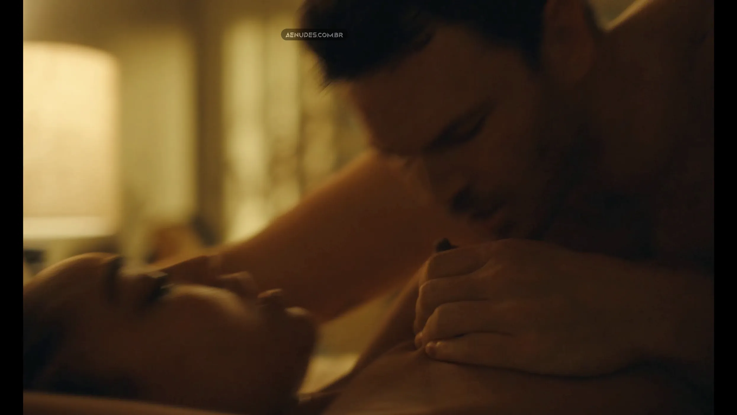 Aisha Dee nua pelada cena de sexo em Watching You