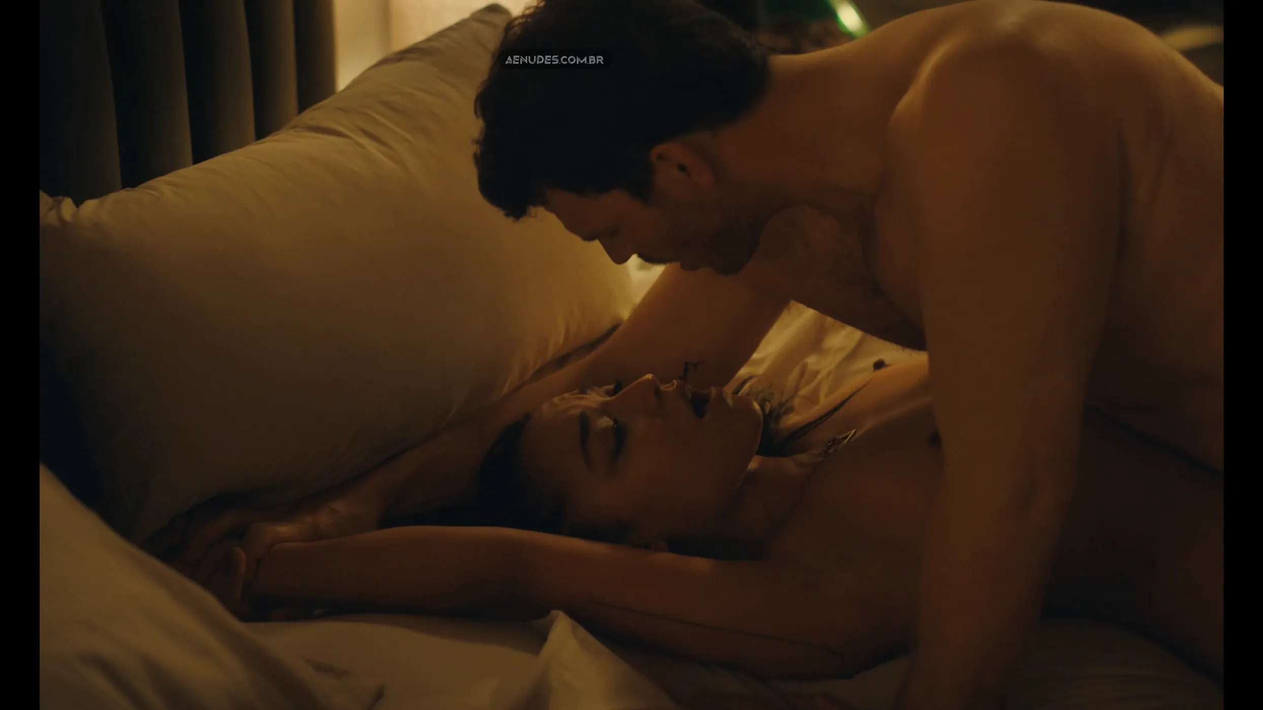 Aisha Dee nua pelada cena de sexo em Watching You